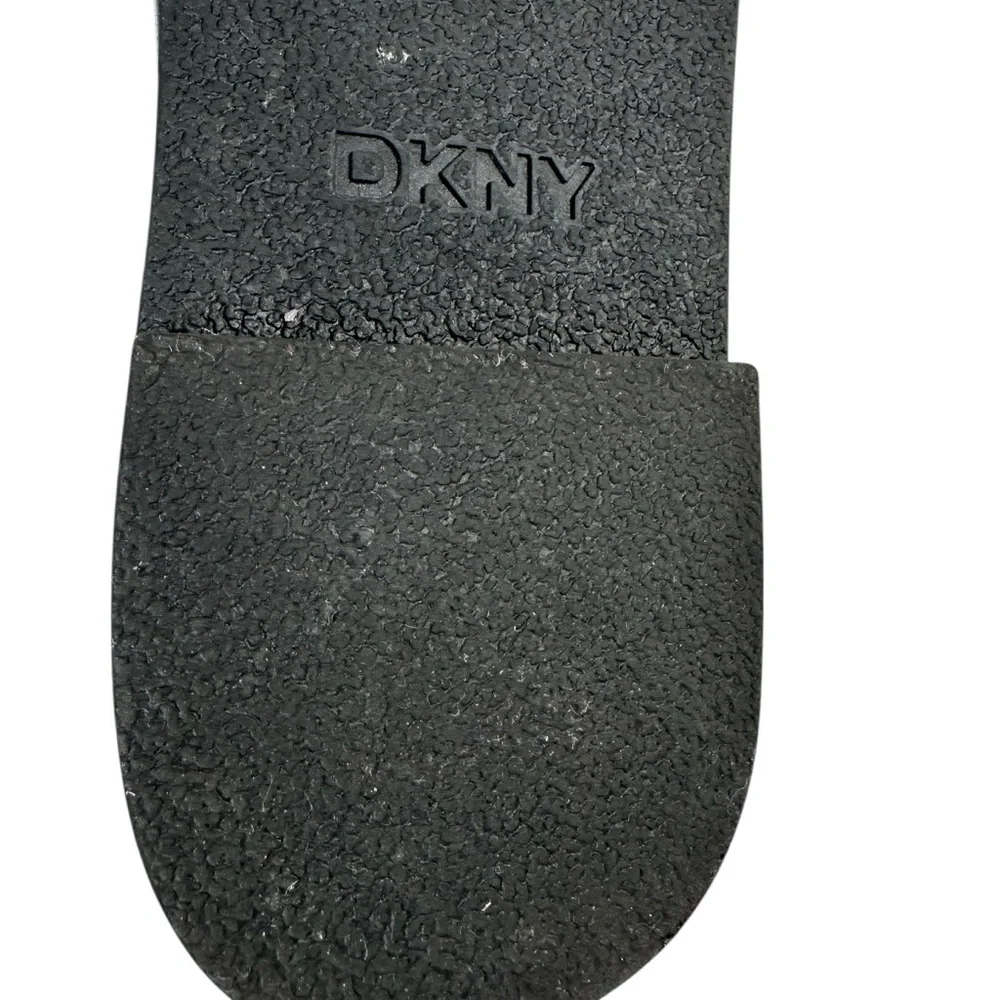 DKNY Women’s Bella Metallic Silver Embossed Logo Slide. Sz: 7